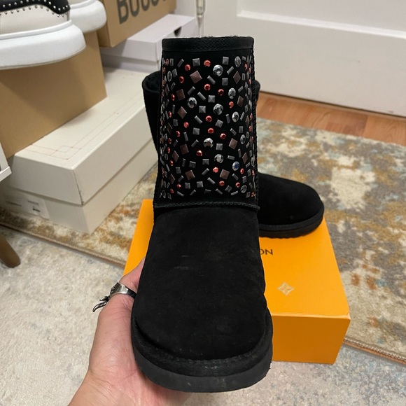 EUC Women’s Size 6 (Euro Sz 37) UGG Classic Short Stud II Winter Boote In Black - Picture 11 of 15